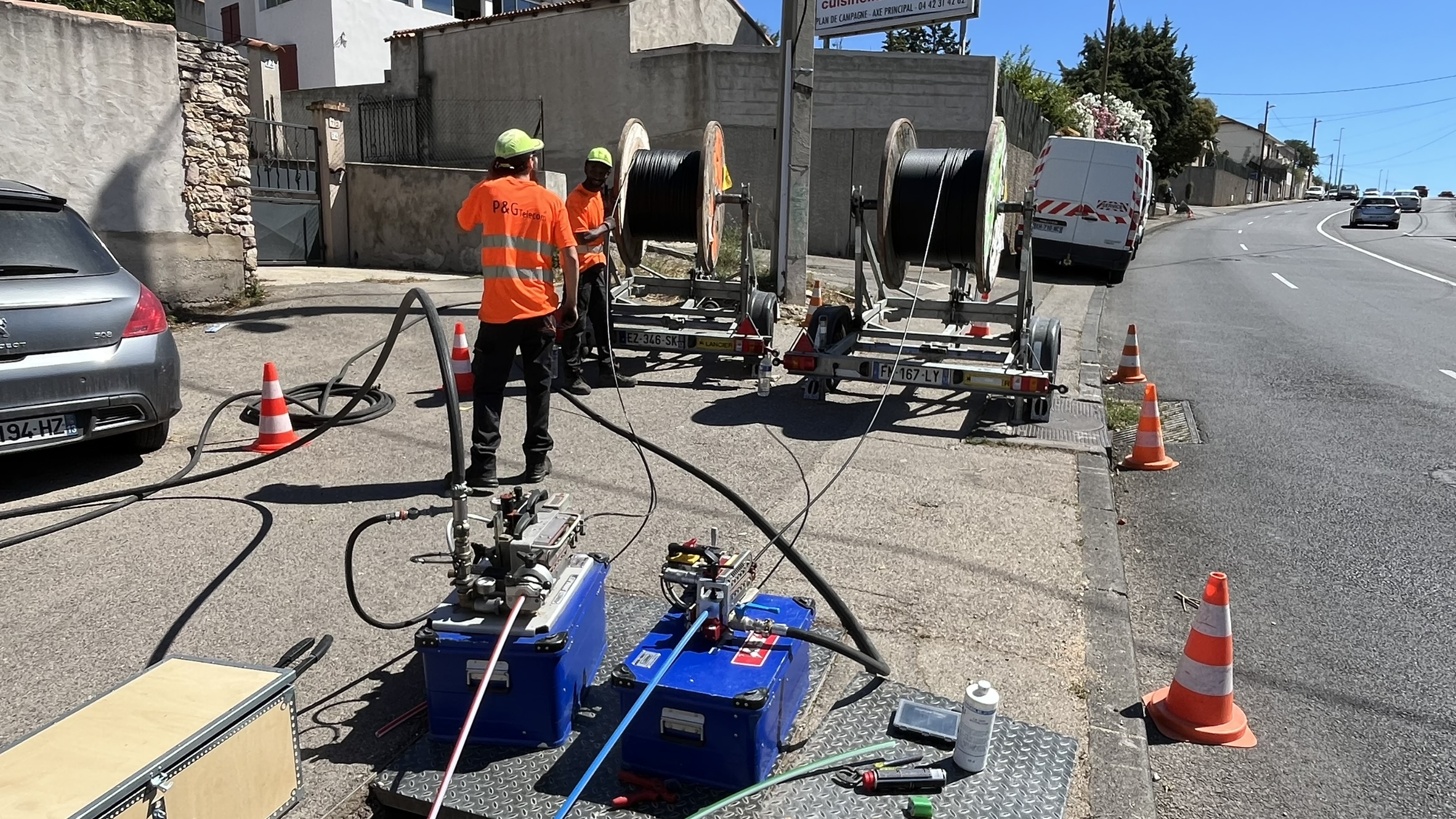 Équipe P&G Telecom en chantier de portage fibre avec dérouleurs Gabocom et machines Plumettaz