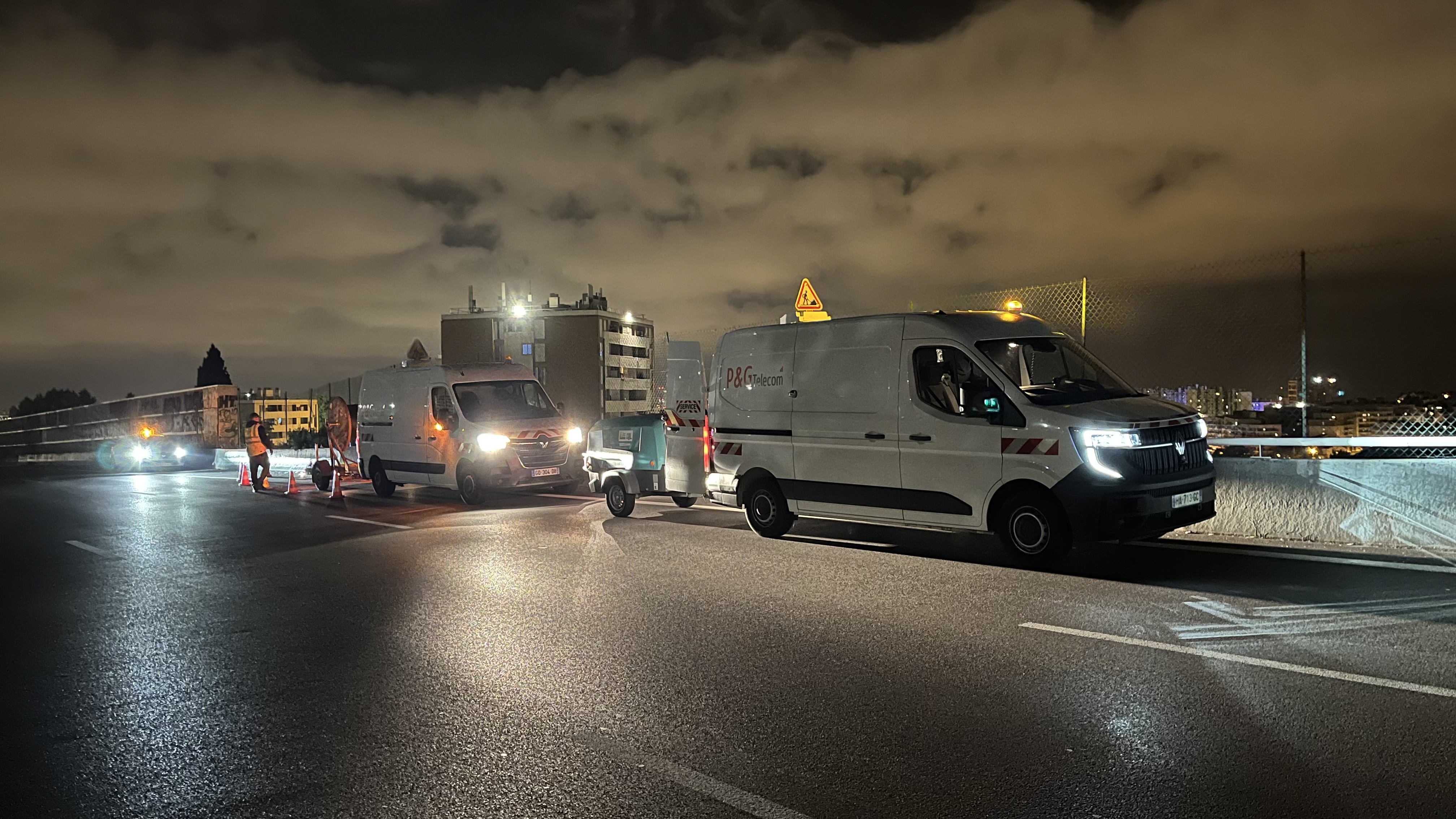 Chantier P&G Telecom de nuit sur infrastructure autoroutière, vans Master P&G et matériel de tirage fibre