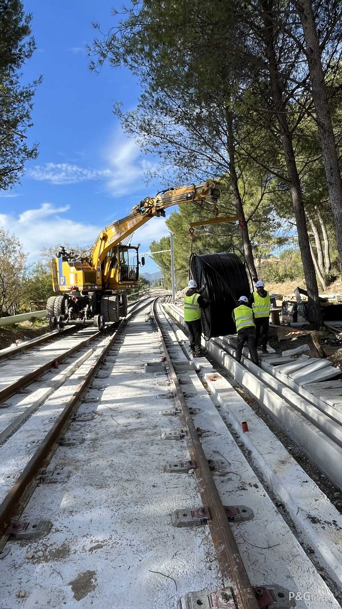 Pelle rail-route VaiaCar RF7 et équipe P&G Telecom sur chantier tramway