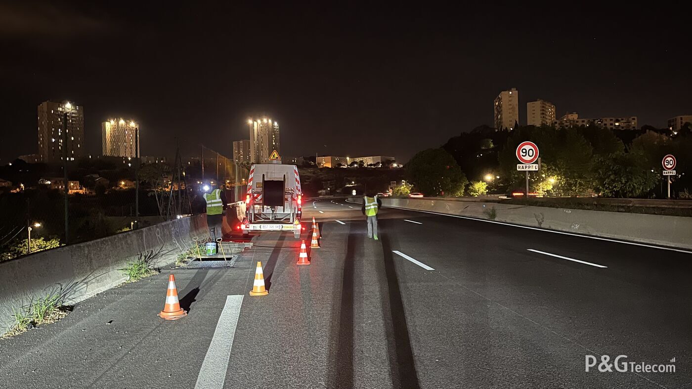 Chantier de nuit P&G Telecom sur autoroute, skyline Marseille