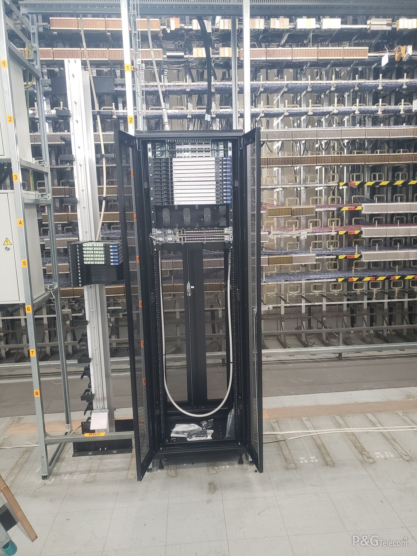 Baie NRO et répartiteur optique en central télécom, P&G Telecom
